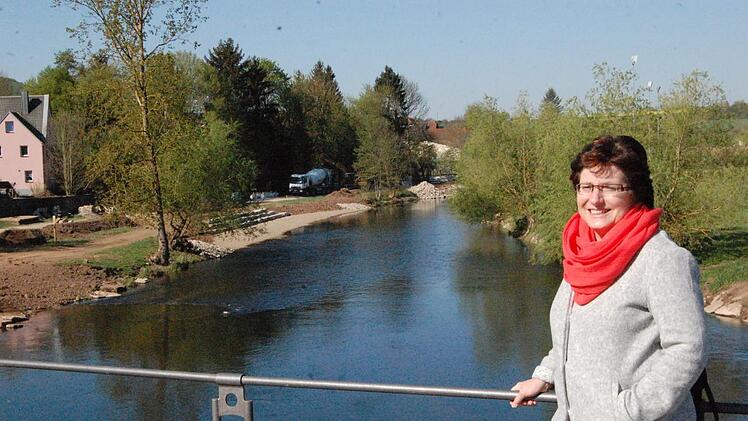 Die abgewählte Bürgermeisterin Patricia Schießer freut sich über den neu entstehenden Saalestrand.  Foto: Wolfgang Dünnebier