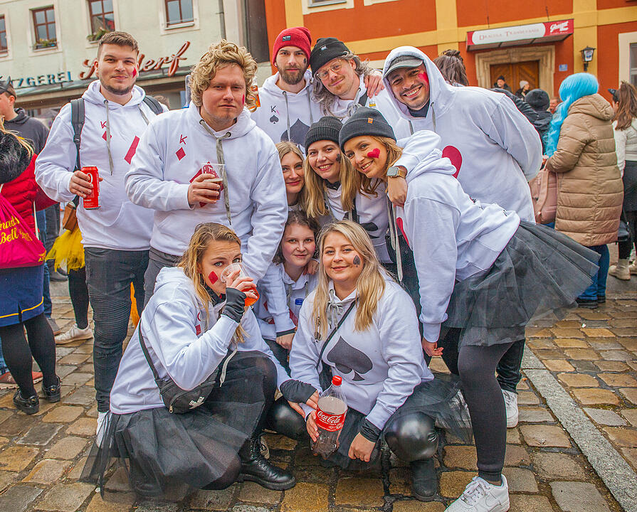 Tausende Narren und Närrinnen feierten auf der Straße