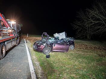 Lkw reißt Dach bei Unfall von Auto