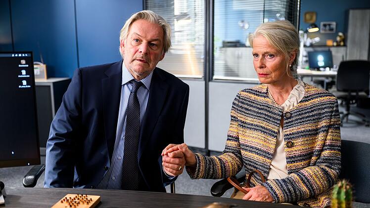 Die Werftbesitzer Barbara (Corinna Kirchhoff) und Henning Nittum (Max Herbrechter) möchten, dass der Mord an ihrem Schwiegersohn schnell aufgeklärt wird. Nicht, weil sie ihn besonders mochten - im Gegenteil -, sondern weil er ihnen wirtschaftlich schaden könnte.