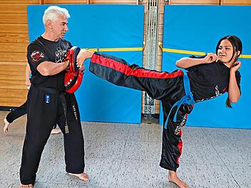 Das Training mit Oliver Gack ist nicht einfach: Das wei&szlig; auch Nachwuchs-Athletin Lilly Hoai.Sonny Adam