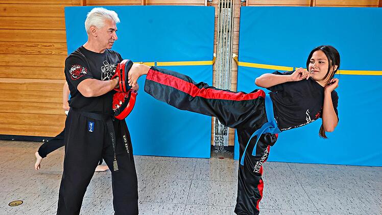 Das Training mit Oliver Gack ist nicht einfach: Das wei&szlig; auch Nachwuchs-Athletin Lilly Hoai.Sonny Adam