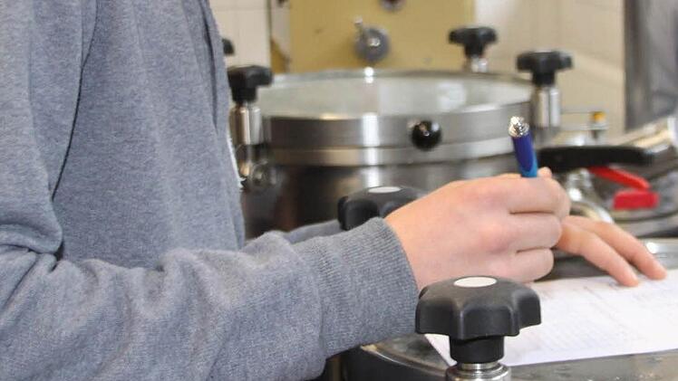 Vincenz Schiller führt Protokoll über die Produktionsschritte.