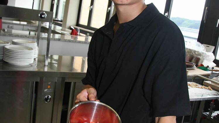 Trin Tuan Anh (21) lernt in Coburg und besucht die Berufschule in Kronach. "Ich wollte eigentlich Manager sein, aber ich mache heute alles - Küche und Service", erklärt er und ist sehr flexibel.