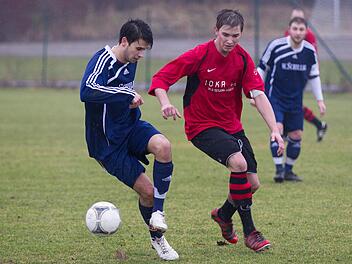 Aus dem Vorbereitungsspiel VfL Frohnlach II - VfR Johannisthal: VfR-Akteur Daniel Alles (links) schirmt den Ball ab, als er von Maximilian Hartfil angegriffen wird. Foto: Heinrich Weiß/Archiv
