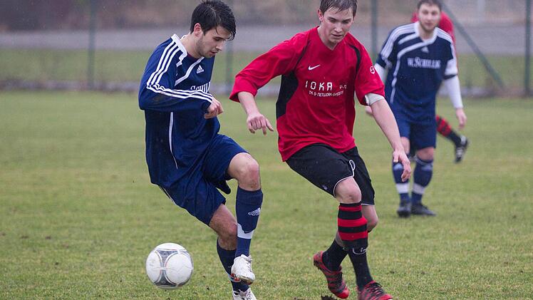 Aus dem Vorbereitungsspiel VfL Frohnlach II - VfR Johannisthal: VfR-Akteur Daniel Alles (links) schirmt den Ball ab, als er von Maximilian Hartfil angegriffen wird. Foto: Heinrich Weiß/Archiv