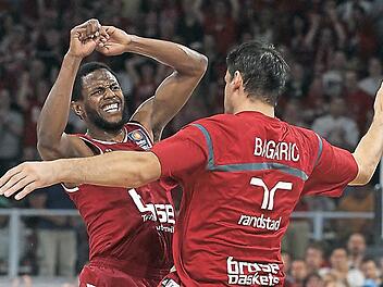 Darius Miller (l.) jubelt mit Dalibor Bagaric, nachdem der Knoten endlich geplatzt ist. Der Bamberger Flügelspieler erzielte erst im dritten Viertel seine ersten Punkte. Fotos: sportpress