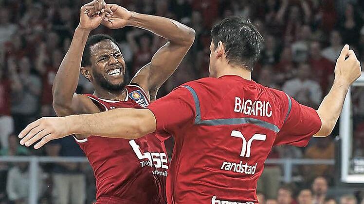 Darius Miller (l.) jubelt mit Dalibor Bagaric, nachdem der Knoten endlich geplatzt ist. Der Bamberger Flügelspieler erzielte erst im dritten Viertel seine ersten Punkte. Fotos: sportpress