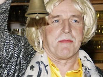 Vorsitzender Klaus Arnhold trat als Reporterin auf.  Foto: Sabine Weinbeer