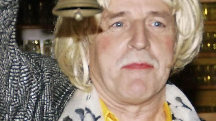 Vorsitzender Klaus Arnhold trat als Reporterin auf.  Foto: Sabine Weinbeer