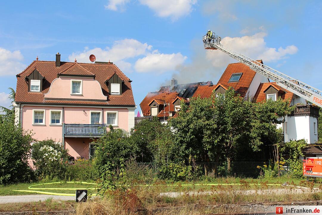 Hoher Sachschaden bei Dachstuhlbrand in Cadolzburg