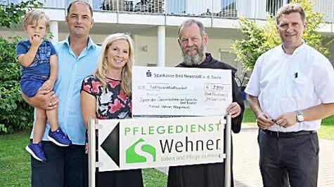 5500 Euro nahmen Pfarrer Dr. Andreas Krefft (rechts und Bild oben) sowie Pater Bartek Kurzyniec (zweiter von rechts) für das Projekt "Abana-Baseka" von Michael und Sabrina Wehner entgegen. Foto: Marion Eckert