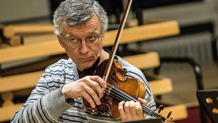 Proben-Impressionen: So bereitet sich der Musizierkreis Neustadt mit seinem Leiter Norbert Luche auf sein Neujahrskonzert am 14. Januar vor.Foto: Jochen Berger