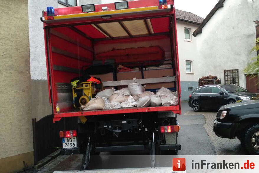 Unwetter über Unterfranken: Straßen überflutet, Keller unter Wasser - Feuerwehr versucht Wassermassen einzudämmen - Straßen teilweise komplett gesperrt