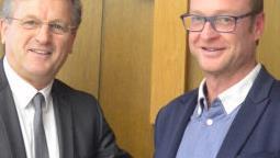 Bürgermeister Rainer Detsch (l.) hieß den neuen Gemeinderat Wolfgang Dietrich herzlich im Gremium willkommen. Foto: K.- H. Hofmann