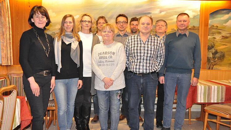 Der neu gewählte Vorstand (v. l.): Petra Grün, Petra Nold, Claudia Lodes, Georg Besold, Anita Lauerer-Warzecha, Martin Redel, Georg Neuner, Alfons Vogler, Rainer Polster, Clemens Schrüfer  Foto: Thomas Weichert