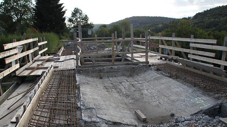 Auch in Wernarz ist der Verlauf des neuen Radwegs noch unterbrochen. Grund sind Brückenarbeiten. Foto: Ulrike Müller