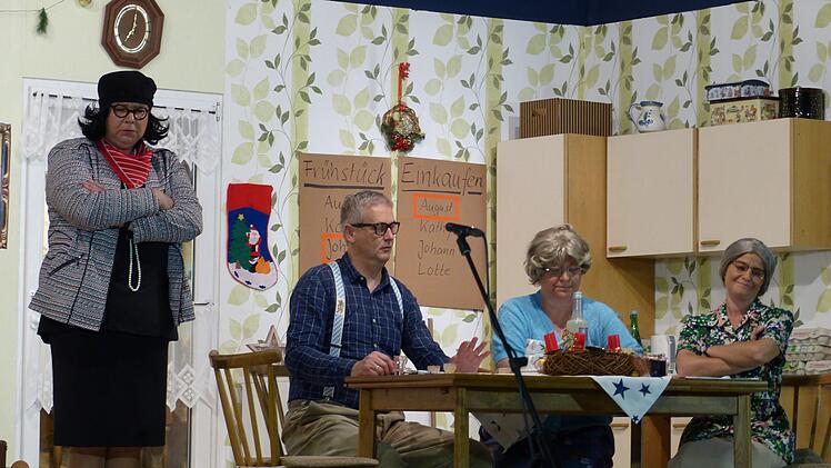 In einer Paraderolle: Christiane Wendel als unausstehliche Sparkassendirektorin Clothilde Zocke, Frank Dünisch als Casanova Johann Witz, Doris Bötsch als fürsorgliche Lotte Bröckel und Melanie Reininger als ausgebuffte Kathy Hase.Manfred Mellenthin