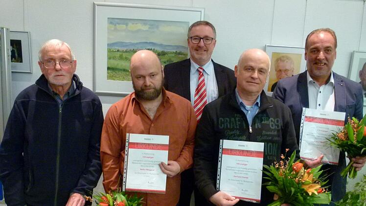 Blutspenderehrung während der Gemeinderatssitzung (von links): Dieter Hildebrandt, Heiko Weigand, Bürgermeister Udo Döhler, Gerhard Ganß, Rainer Metzner Foto: Lothar Weidner