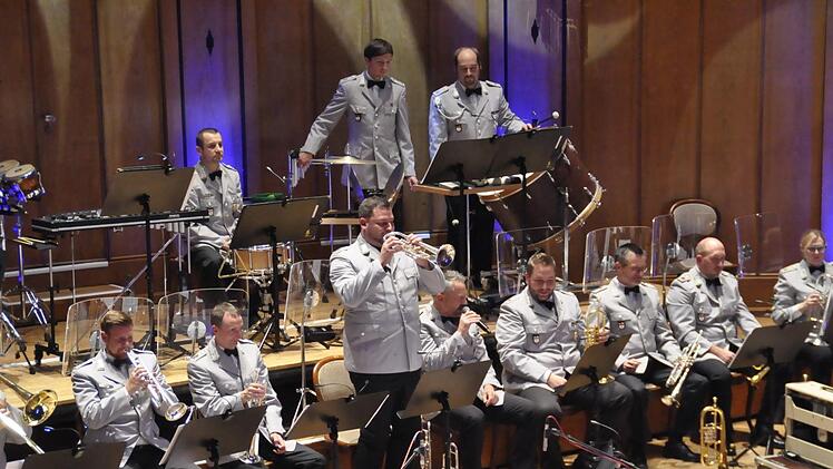 Das Heeresmusikkorps Veitshöchheim (früher HMK 12) unter der Leitung von Oberstleutnant Roland Kahle begeisterte durch seine Vielseitigkeit.Peter Klopf