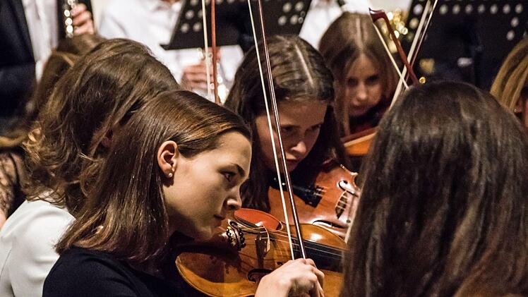 Zahlreiche Mitwirkende gestalteten die konzertante Weihnachtsfeier  des Casimirianums in St. Moriz - vom Vororchester bis zu den CaSingers und den CaSinfonikern unter der Leitung von Hans-Jürgen Hofmann.Foto: Jochen Bergerd