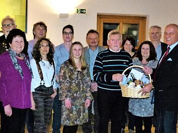 Hellmuth Strößner (mit Geschenkkorb) inmitten seiner Geburtstagsgäste mit (vorne, weiter nach links) Enkelin Jana, Tochter Beate und Ehefrau Monika Foto: Werner Reißaus