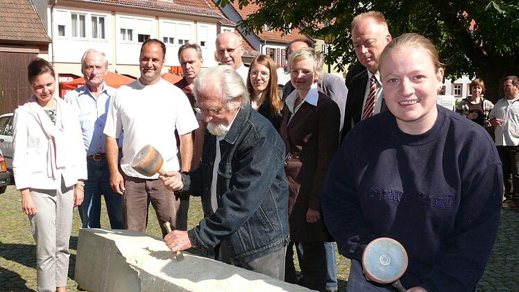 Der Steinmetz- und Bildhauermeister Willi Grimm und seine Enkelin Christina eröffneten 2008 das Bildhauer-Symposium. Archiv/ Heike Beudert