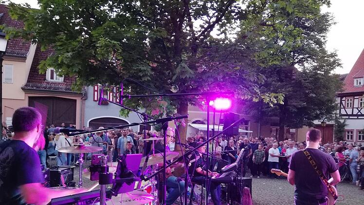 Der Anger bot wieder einen stimmungsvollen Rahmen für das Open-Air-Event "Anger-Rock". Foto: Heike Beudert