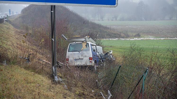 Bus auf A73 von Fahrbahn abgekommen - sieben Verletzte