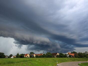 Gewitter mit Starkregen und Hagel in Bayern