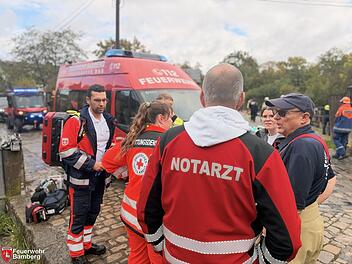 Sportbootunfall in Bamberg: F&uuml;nf Ruderer kentern in historischer Schleuse