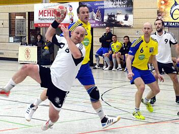 Der Herzogenauracher Linksaußen Ben Nickels (beim Wurf) steuerte drei Treffer zum Sieg über den OG Erlangen bei. Fotos: herzoprerss