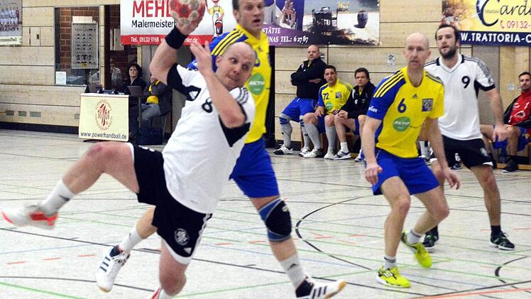 Der Herzogenauracher Linksaußen Ben Nickels (beim Wurf) steuerte drei Treffer zum Sieg über den OG Erlangen bei. Fotos: herzoprerss