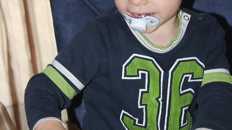 Miniklein waren Matthias' Hand- und Fußabdruck vor drei Jahren.