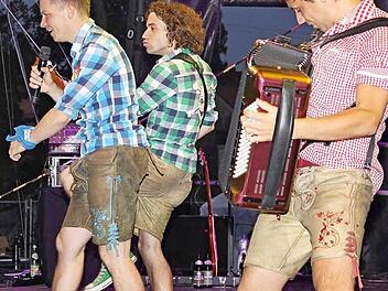 Ebenso wie seine Brüder (von links) Tobias und Philipp freut sich auch Markus Thomann auf die Veröffentlichung ihres siebten Albums "Holz". Ein weiteres Glanzlicht für die drei "Dorfrocker" ist am 1. August das dritte "Dorfair" in ihrer Heimatgemeinde Kirchaich. Foto: Ralf Naumann