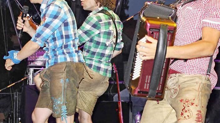 Ebenso wie seine Brüder (von links) Tobias und Philipp freut sich auch Markus Thomann auf die Veröffentlichung ihres siebten Albums "Holz". Ein weiteres Glanzlicht für die drei "Dorfrocker" ist am 1. August das dritte "Dorfair" in ihrer Heimatgemeinde Kirchaich. Foto: Ralf Naumann