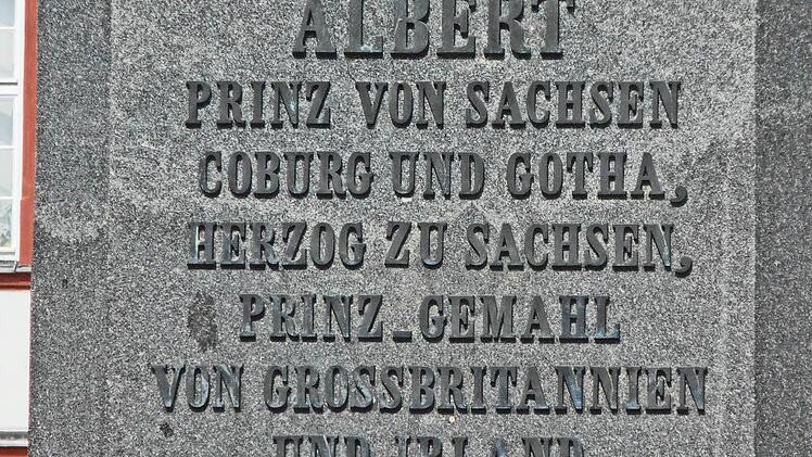 Inschrift auf der Forderseite des SockelsFoto: Jochen Berger