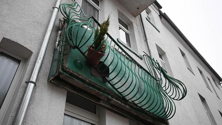 V&ouml;llig unerwartet ist ein Balkon eines Wohnhauses in Hof abgebrochen. Foto: News5/Fricke