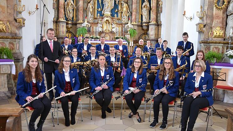 Der Musikverein bei einem Auftritt in der Kirche Foto: privat