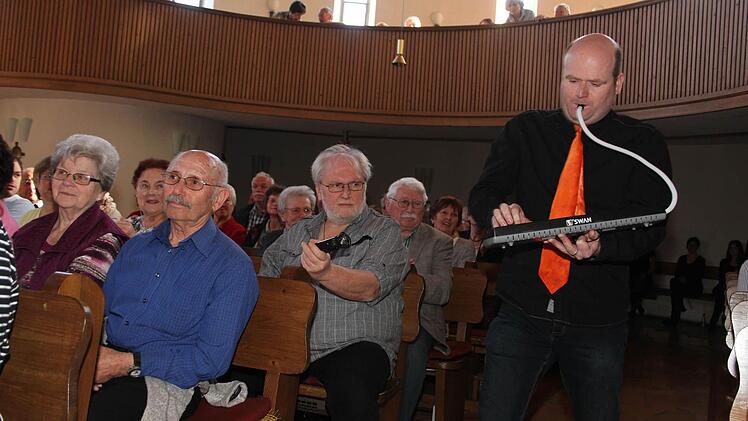 Außerdem trug Weisgerber zum Gelingen des Konzertes mit einer Eigenkomposition bei: mit dem Wellness-Blues. Foto: Sonny Adam