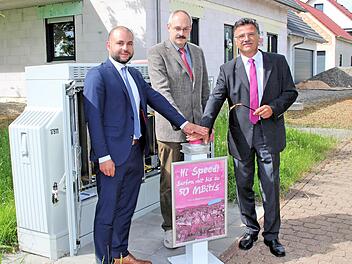 VDSL für Rannungen: Symbolisch drückten Bürgermeister Fridolin Zehner (Mitte) und die Telekom-Mitarbeiter Michael Gstädtner (links) und Klaus Markert den roten Knopf vor dem sogenannten Multifunktionsgehäuse an der Ecke Häfnershöhe und Schweinfurter Straße.  Foto: Dieter Britz