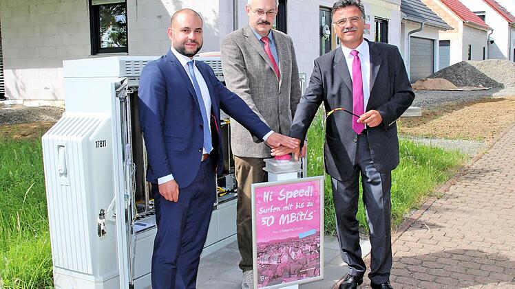 VDSL für Rannungen: Symbolisch drückten Bürgermeister Fridolin Zehner (Mitte) und die Telekom-Mitarbeiter Michael Gstädtner (links) und Klaus Markert den roten Knopf vor dem sogenannten Multifunktionsgehäuse an der Ecke Häfnershöhe und Schweinfurter Straße.  Foto: Dieter Britz