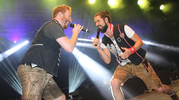 Christian Schild (links) und Michael Hartinger von der Gruppe Voxxclub. 800 Fans waren begeistert vom frechen Mix.