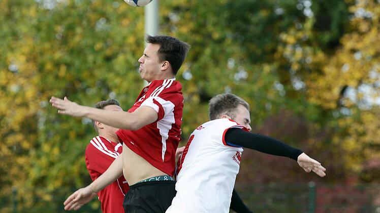 Der Mühlhausener Patrick Dürst (l.) im Kopfballduell ggen Goucalv Ferreira.