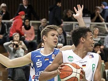 Louis Olinde (r.), der sich im Baunacher Team immer besser zurechtfindet, schneidet unter dem Korb durch und sucht einen Mitspieler. Foto: sportpress