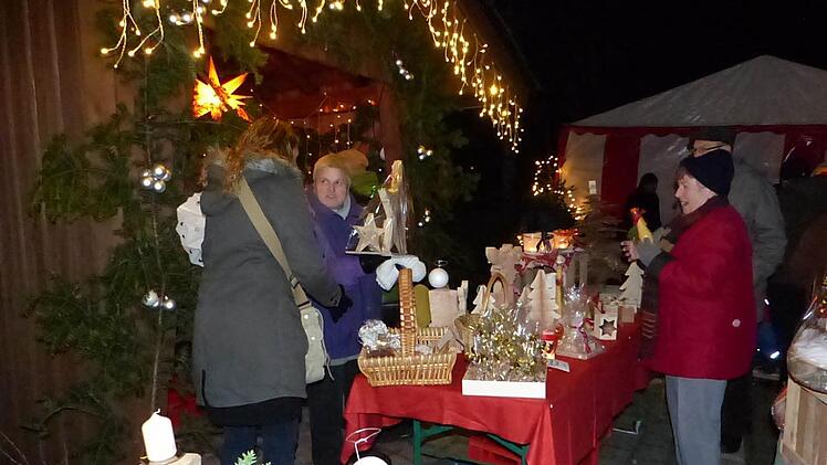 Schöne Geschenkideen bot der Adventsmarkt des Eppenreuther Kindergartens "Pfiffikus". Foto: Klaus-Peter Wulf