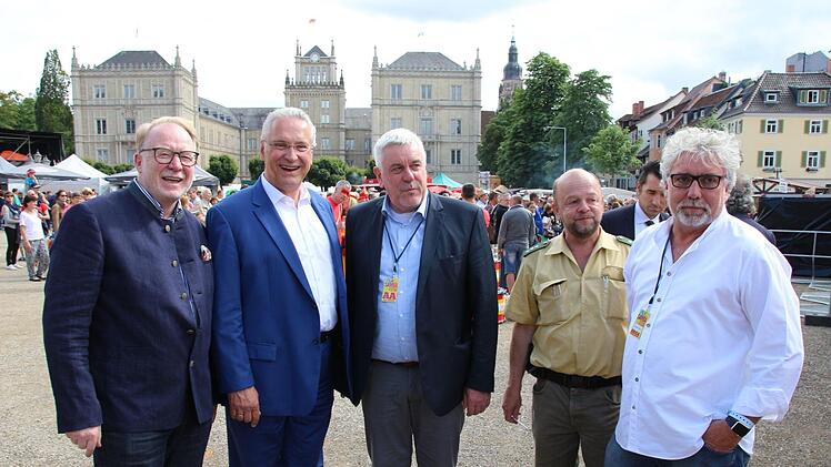Von links: MdB Hans Michelbach, Joachim Herrmann, OB Norbert Tessmer, Polizist Volker Weigand und Christof Pilarzyk von Sambaco. Foto: Oliver Schmidt