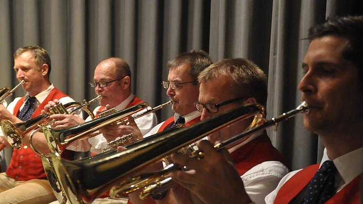 Faszinierend: Schon nach dem ersten Stück der Steinacher Musikanten sprang der berühmte Funke über. Foto: Peter Klopf