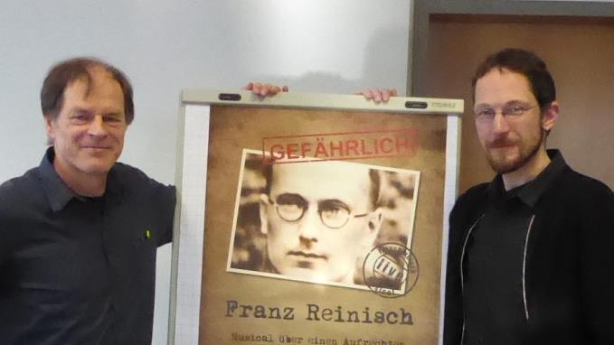 Komponist und Texter Wilfried Röhrig (links) und Hauptdarsteller Mathias Gall (rechts) vor dem Plakat des Pater-Reinisch-Musicals.  Foto: Thomas Ahnert