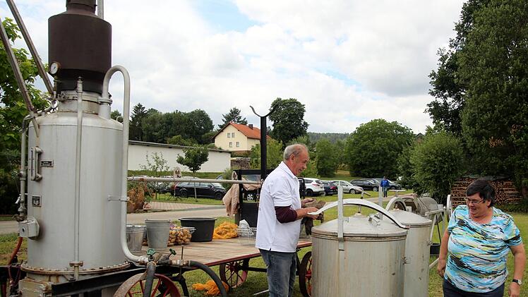 Sechs Zentner Kartoffeln lassen sich in der Kartoffeldämpfkolonne der Familie Lehnert aus Brünn (Stadt Ebern) auf einmal zubereiten. Perfekt für ein großes Fest, wie die 750-Jahr-Feier in Bischwind. Hier holt Hubert Zeitner Nachschub für die Essensausgabe. Foto: Bettina Knauth